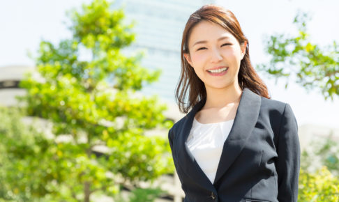 女性も営業職はスーツを着用!好印象を与える着こなしの基本